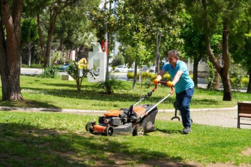 Gaziemir Belediyesi, havaların ısınmasıyla birlikte yoğun olarak kullanılan 161 park
