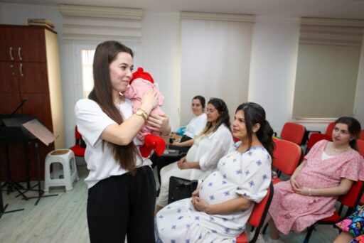 Gaziemirli anne adayları Gebe Okulu’nda anneliğe hazırlandı