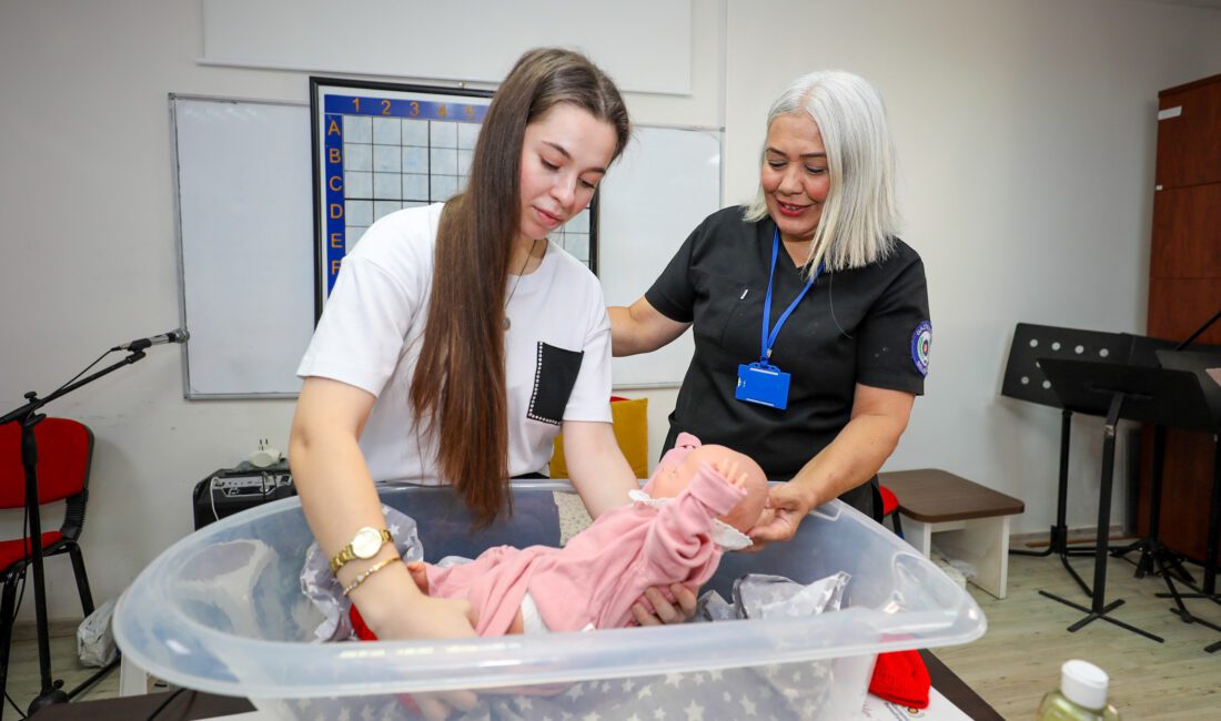 Gaziemirli anne adayları Gebe Okulu’nda anneliğe hazırlandı Gaziemir Belediyesi’nin anne adaylarının sağlıklı bir hamilelik dönemi geçirmeleri amacıyla