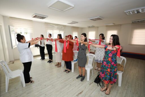 Gaziemirli anne adayları Gebe Okulu’nda anneliğe hazırlandı