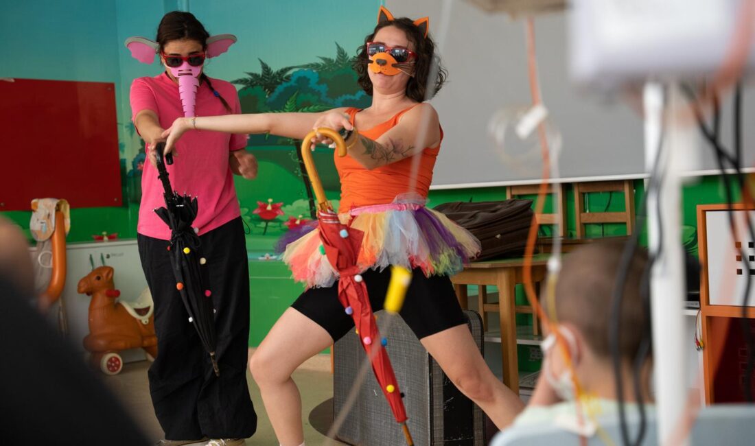 İzmir Büyükşehir Belediyesi Şehir Tiyatroları, onkoloji servislerinde tedavi gören çocuklara