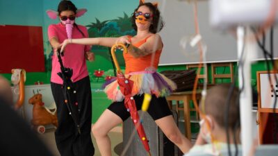 İzmir Büyükşehir Belediyesi Şehir Tiyatroları, onkoloji servislerinde tedavi gören çocuklara