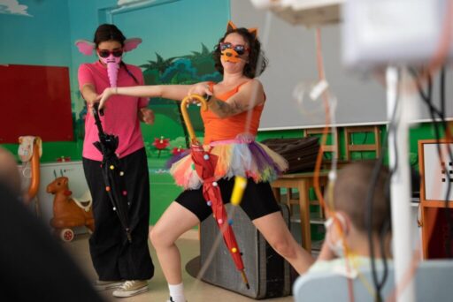 İzmir Büyükşehir Belediyesi Şehir Tiyatroları, onkoloji servislerinde tedavi gören çocuklara