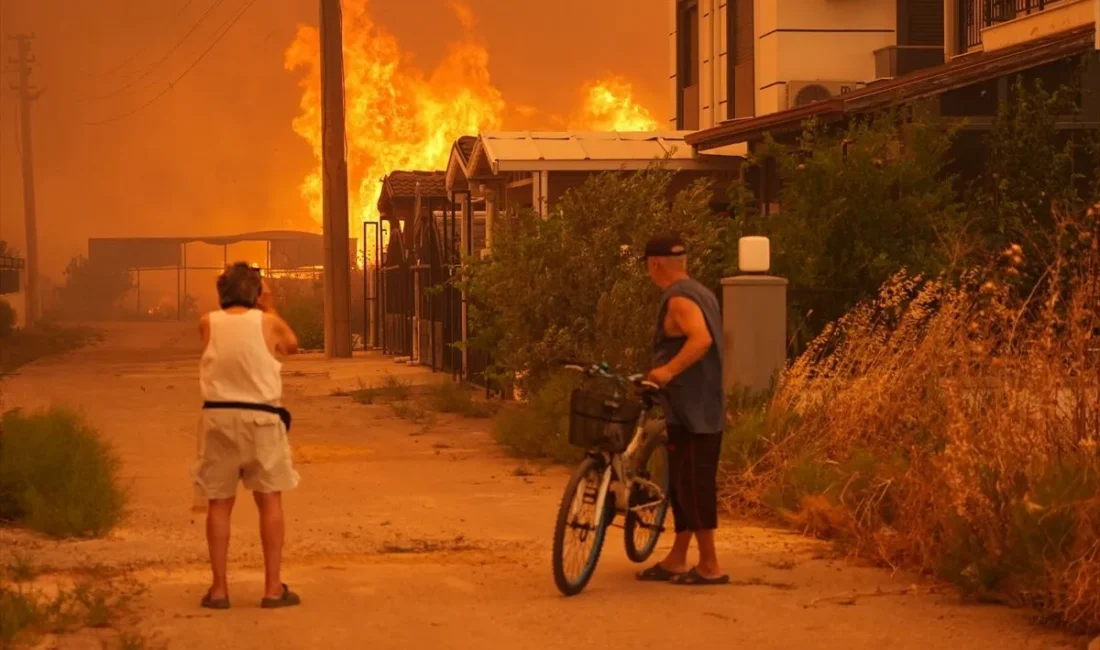 İzmir’in Menderes ve Seferihisar ilçelerinde çıkan orman yangını yerleşim yerlerine