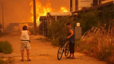 İzmir’in Menderes ve Seferihisar ilçelerinde çıkan orman yangını yerleşim yerlerine