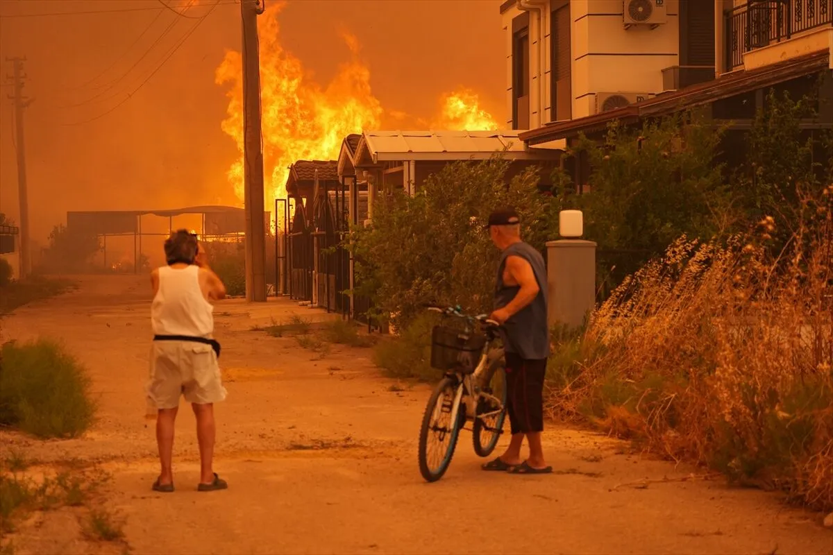 İzmir’in Menderes ve Seferihisar ilçelerinde çıkan orman yangını yerleşim yerlerine