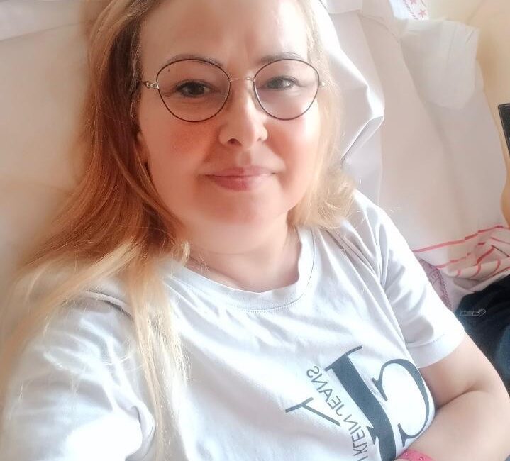 İzmir’de yürek burkan bir anne hikâyesi yaşanıyor… Fatma Akbulut, aylarca Yeşilyurt Devlet Hastanesi’nde tedavi görüyor. Bedeni zayıflıyor