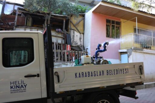 Karabağlar Belediyesi, kış aylarında periyodik olarak yürüttüğü ilaçlama çalışmalarına yaz