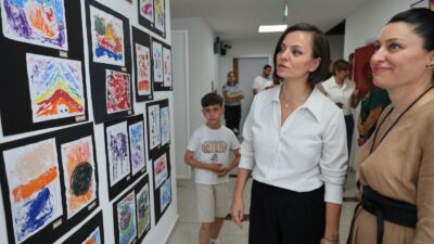 Karabağlar Belediyesi’nin sanat kurslarına katılan kursiyerlerin yıl sonu çalışmalarının sergilendiği