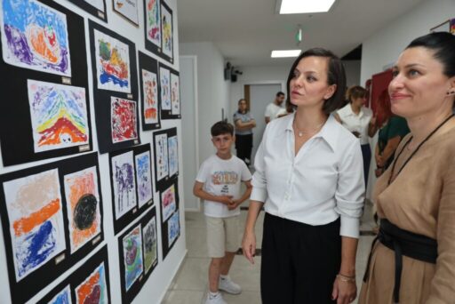 Karabağlar Belediyesi’nin sanat kurslarına katılan kursiyerlerin yıl sonu çalışmalarının sergilendiği