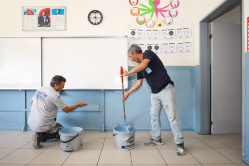 Narlıdere Belediyesi, yaz tatilin başlamasıyla birlikte, talep eden okullarda boya,