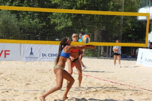 İzmir, bir kez daha uluslararası çapta bir plaj voleybolu şölenine