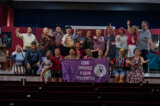 İzmir Büyükşehir Belediyesi Köy Tiyatroları, hem izleyenlerin hem de oyuncuların