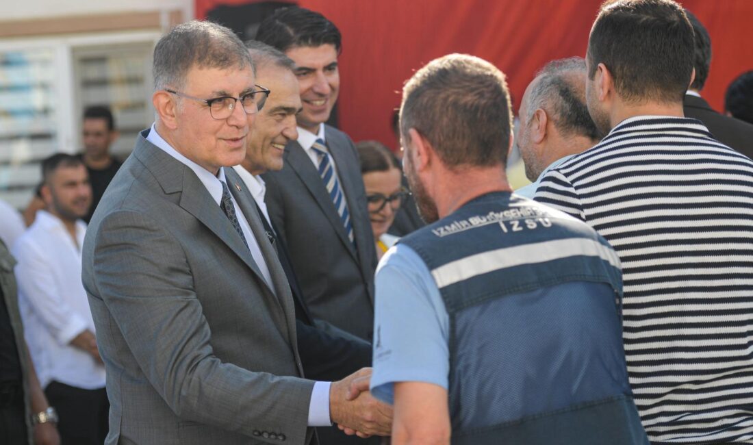 Tugay İZSU çalışanları ile buluştu, “Sizleri seviyorum ve harcadığınız emeğe saygım var” Dr. Cemil Tugay, Kurban Bayramı öncesi bayramlaşma ziyaretlerine İZSU Genel