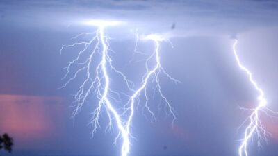 Denizli Çameli ilçesinde aniden bastıran sağanak sırasında tarlada çalışan Tiner