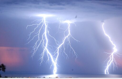 Denizli Çameli ilçesinde aniden bastıran sağanak sırasında tarlada çalışan Tiner