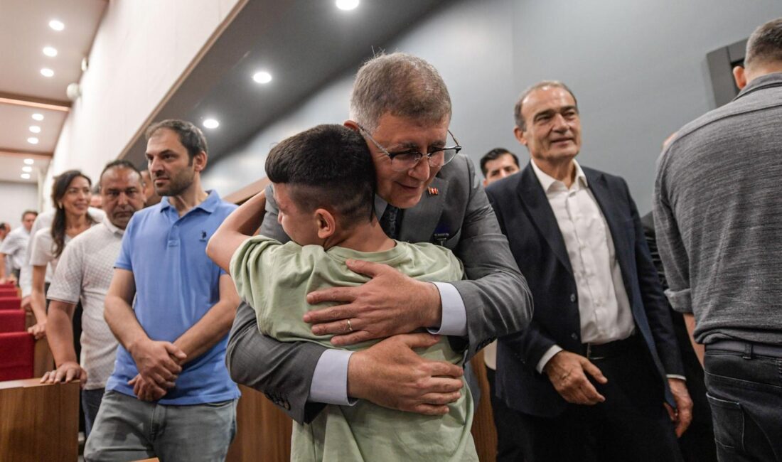 Belediye personeli ve bürokratlarla bayramlaşan İzmir Büyükşehir Belediye Başkanı Dr.