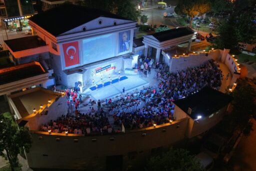 Menderes Belediyesi spor okulları açılışını coşkulu bir gece ile gerçekleştirdi.