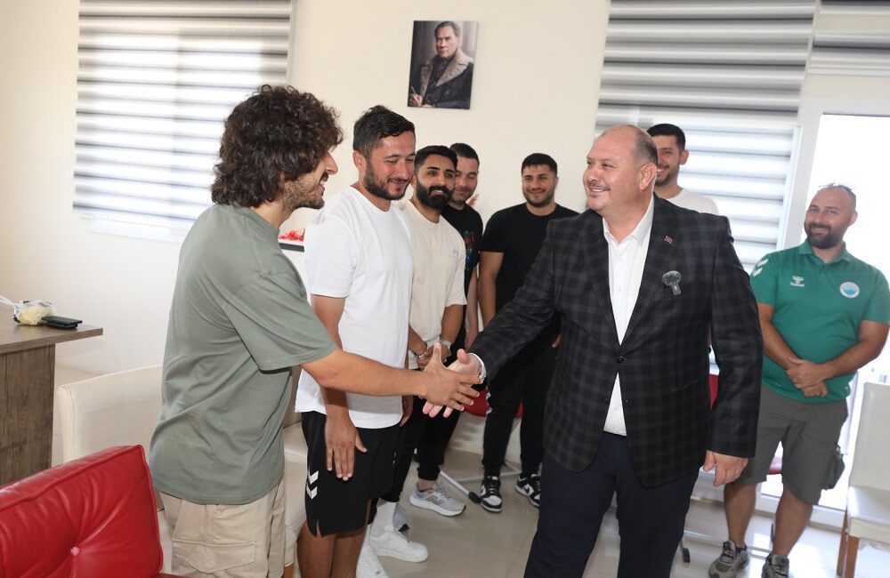 Başkan İlkay Çiçek’ten Bayram Kutlaması Menderes Belediye Başkanı İlkay Çiçek, bayramlaşma programları ile belediye personeli,