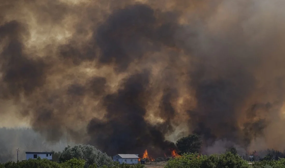 Tadilat yaparken yangın çıkarmışlar… Bornova Yangıncıları tutuklandı! Yakaköy Mahallesi’nde 27 Haziran’da bir evin çatısındaki tadilat sırasında spiral