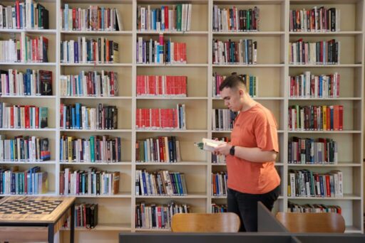 Kitap kurdu Asil okuma sevgisiyle örnek oluyor