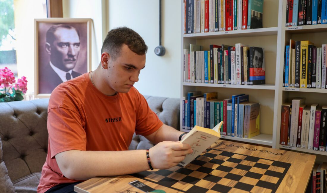 Buca Belediyesi Cumhuriyet Kütüphanesi’nin müdavimi Asil Saygın (16), kitap sevgisiyle