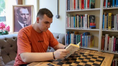 Buca Belediyesi Cumhuriyet Kütüphanesi’nin müdavimi Asil Saygın (16), kitap sevgisiyle