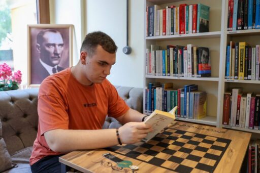 Buca Belediyesi Cumhuriyet Kütüphanesi’nin müdavimi Asil Saygın (16), kitap sevgisiyle