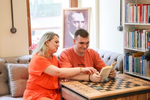 Kitap kurdu Asil okuma sevgisiyle örnek oluyor