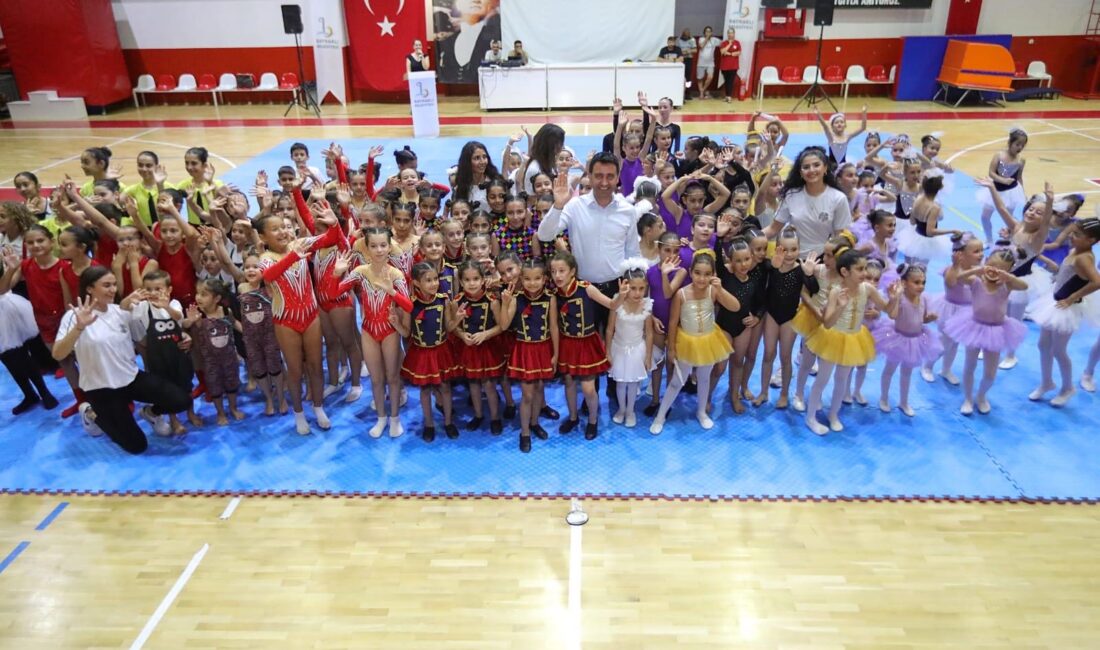 Bayraklı Belediyesinin düzenlediği jimnastik, bale ve modern dans kurslarına katılan