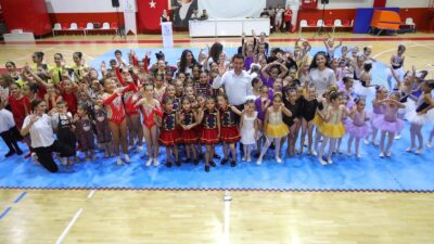 Bayraklı Belediyesinin düzenlediği jimnastik, bale ve modern dans kurslarına katılan