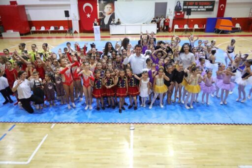 Bayraklı Belediyesinin düzenlediği jimnastik, bale ve modern dans kurslarına katılan