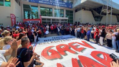 İzmir'de belediye işçilerinin grevi sürüyor. Belediye ile sendika arasındaki maaş