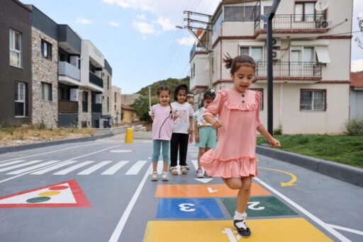 Buca Belediyesi, ilçenin sokaklarını yeniden tasarlayarak minik Bucalılar için yepyeni