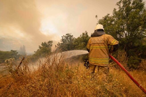 İzmir günlerdir kentin birçok noktasında peş peşe çıkan orman yangınlarıyla