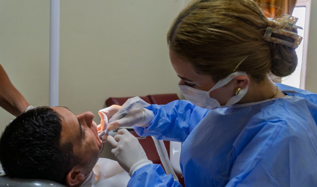 İzmir Büyükşehir Belediyesi Eşrefpaşa Hastanesi’ne bağlı diş poliklinikleri, İzmirli yurttaşlara