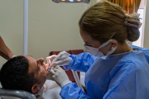 İzmir Büyükşehir Belediyesi Eşrefpaşa Hastanesi’ne bağlı diş poliklinikleri, İzmirli yurttaşlara