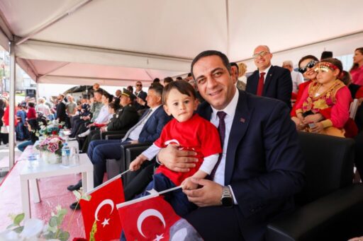 Narlıdere Belediyesi, çocuk sevinci yaşayan ailelerin mutluluğuna ortak olmak ve