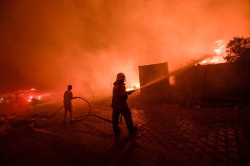 İzmir Büyükşehir Belediyesi’nin itfaiye ekipleri, yangınlara karşı amansız bir mücadele