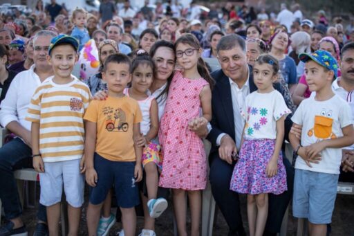 Dikili Deliktaş'ta Bamya Festivali ve Halk Ozanları Gecesi'ne eşi Öznur