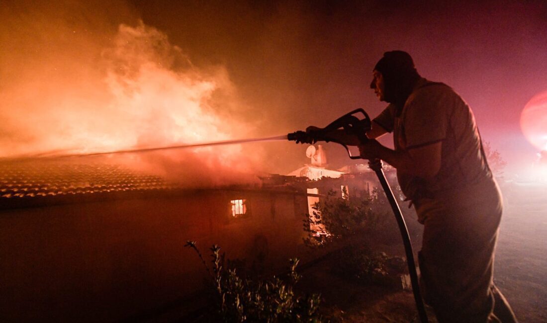 İzmir İtfaiyesi yangın riskine karşı herkesi dikkatli olmaya çağırdı İzmir Büyükşehir Belediyesi İtfaiye Dairesi Başkanlığı ekipleri, sıcaklıkların 40 dereceye