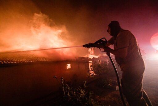İzmir Büyükşehir Belediyesi İtfaiye Dairesi Başkanlığı ekipleri, sıcaklıkların 40 dereceye