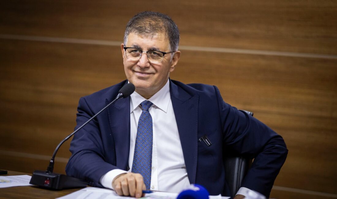 Menemenli muhtarlarla bir araya gelen İzmir Büyükşehir Belediye Başkanı Dr.