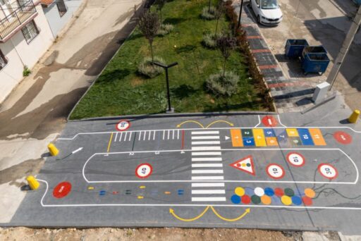 Buca Belediye Başkanı Görkem Duman, mahalle ziyaretleri sırasında ihtiyaçları belirliyor;