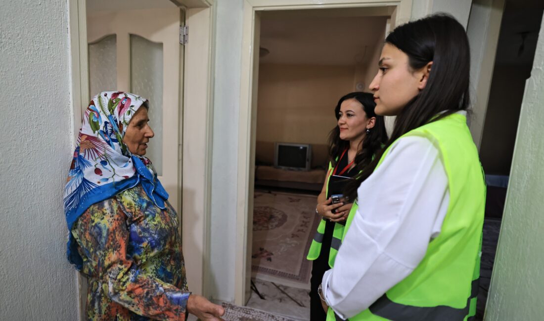 Sarı melekler 5 mahallede, 5 bin hanenin kapısını çaldı Denizli Büyükşehir Belediyesinin sorunları yerinde tespit edip çözüme kavuşturmak amacıyla