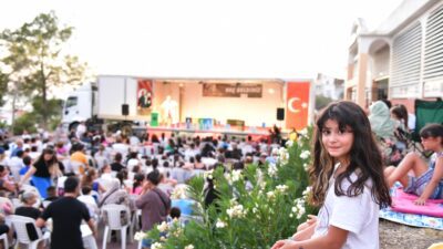 Çiğli Belediyesi’nin yaz boyunca sürdürdüğü kültürel etkinlikler, mahalle sakinlerini sanatla