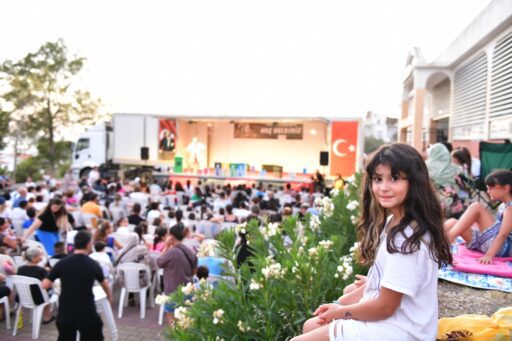 Çiğli Belediyesi’nin yaz boyunca sürdürdüğü kültürel etkinlikler, mahalle sakinlerini sanatla