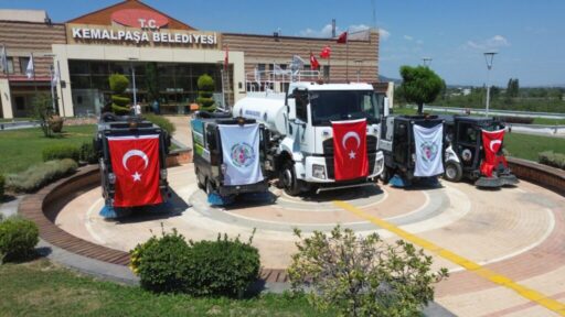 Kemalpaşa Belediyesi araç filosuna 5 yeni araç daha ekleyerek temizlik