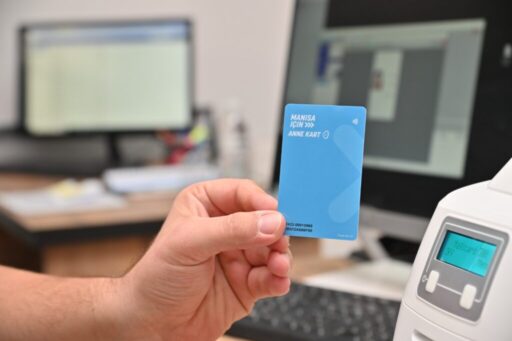 Manisa Büyükşehir Belediyesi’nin, 0-5 yaş arası çocuğu olan annelerin ulaşımdan