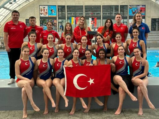 İzmir Büyükşehir Belediyesi Celal Atik Spor Salonu Yüzme Havuzu’nda yapılan